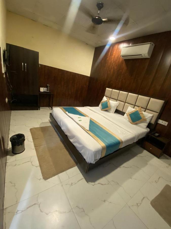 Mannat International At Paschim Vihar New Delhi